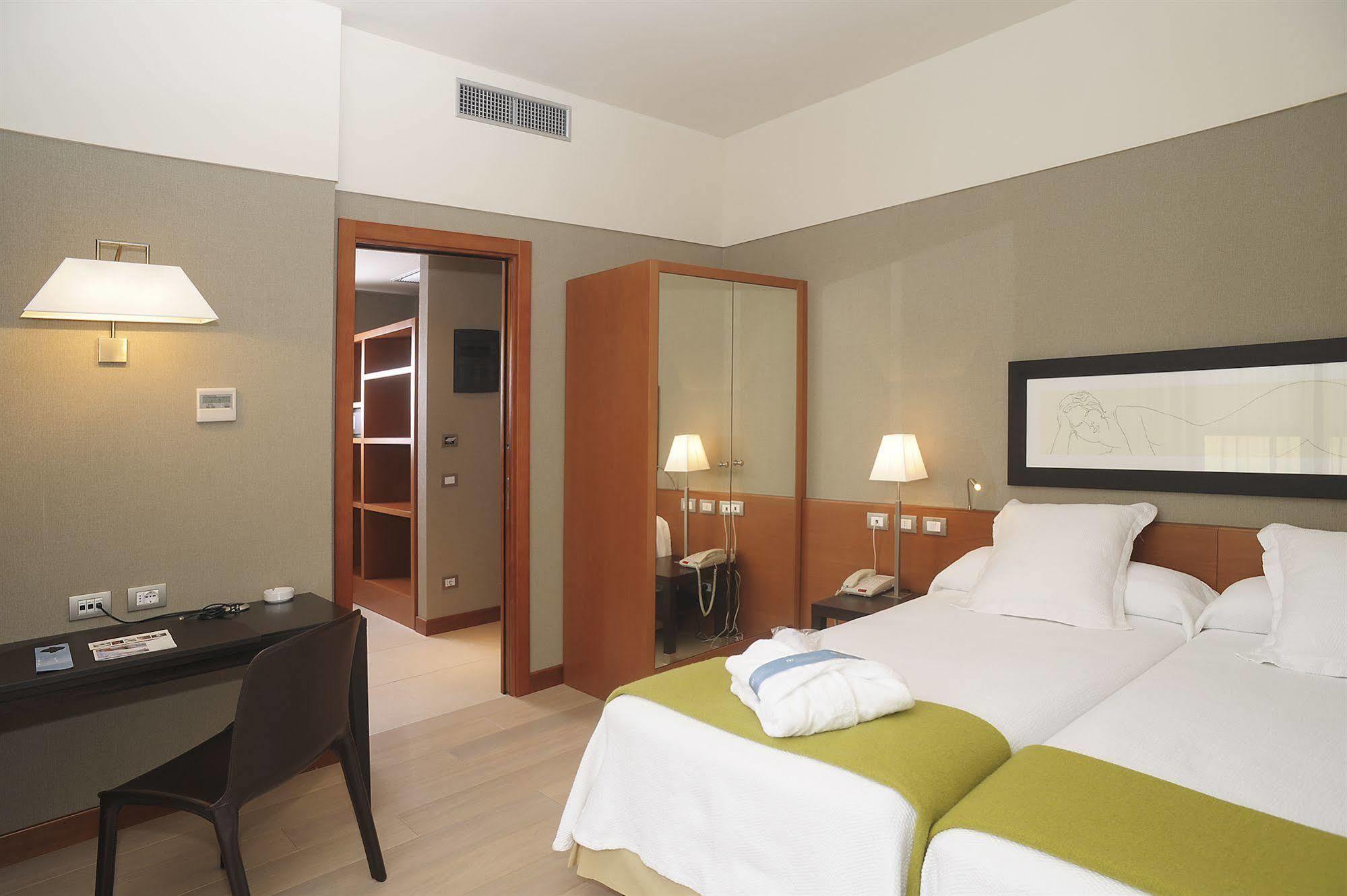 Nh Linate Hotel Peschiera Borromeo Room photo